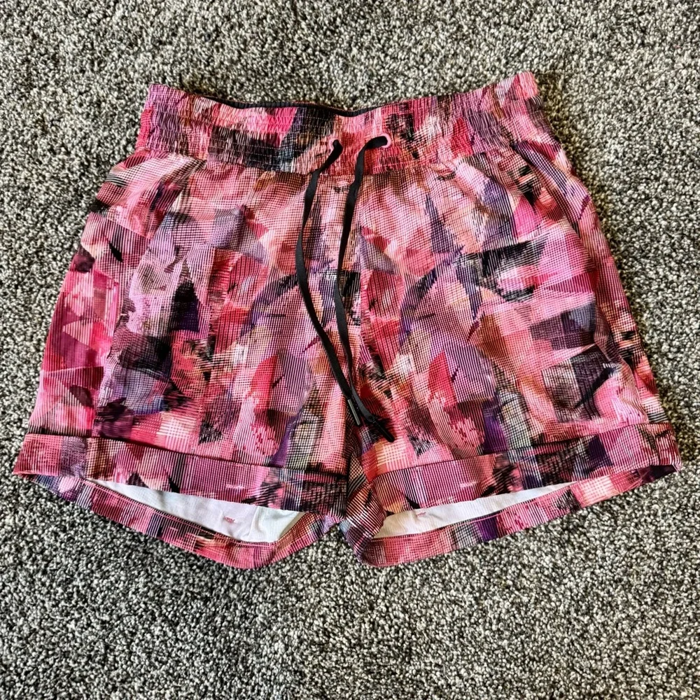 EUC Lululemon Spring Break Away Short *4-way Stretch 3